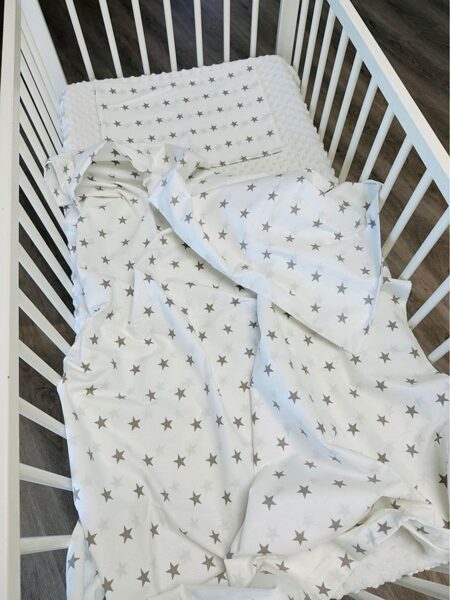 Gultas veļa ar mazām pelēkām zvaigznītēm