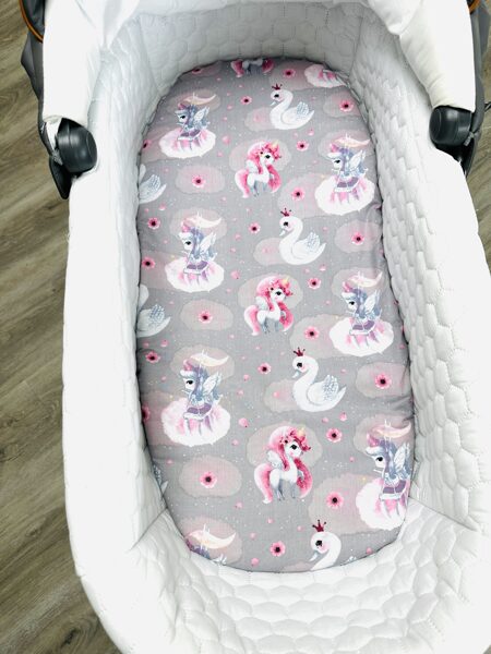 Ratu paladziņš ar gumiju - gulbīši un vienradži uz pelēka fona