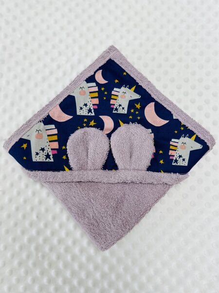 Vannas dvielītis pūderrozā ar vienradžiem uz tumši zila fona