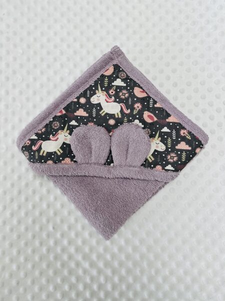 Vannas dvielītis pūderrozā ar vienradžiem uz tumši rozā fona