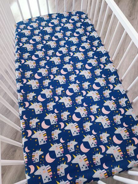 Gultas paladziņš - vienradži uz tumši zila fona