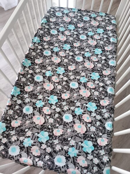 Gultas paladziņš - ziedi uz melna fona