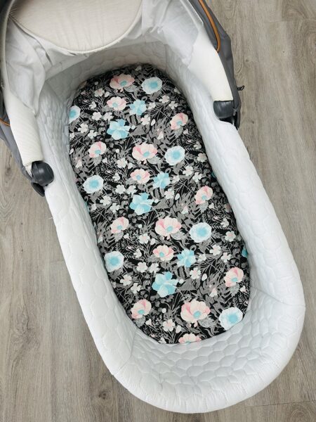 Ratu paladziņš ar gumiju - ziedi uz melna fona