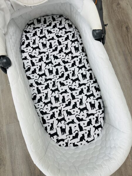 Ratu paladziņš ar gumiju - melni kaķīši uz balta fona